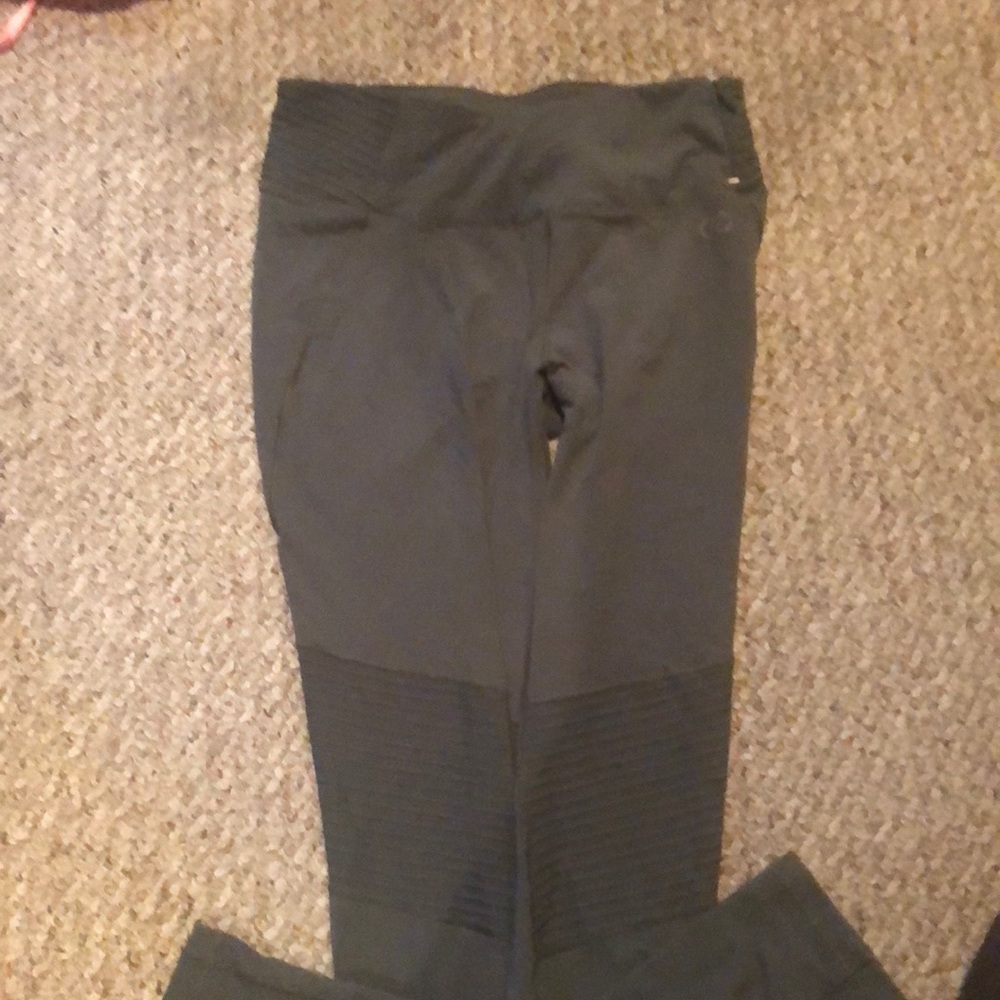 Carrie Underwood athletic leggings